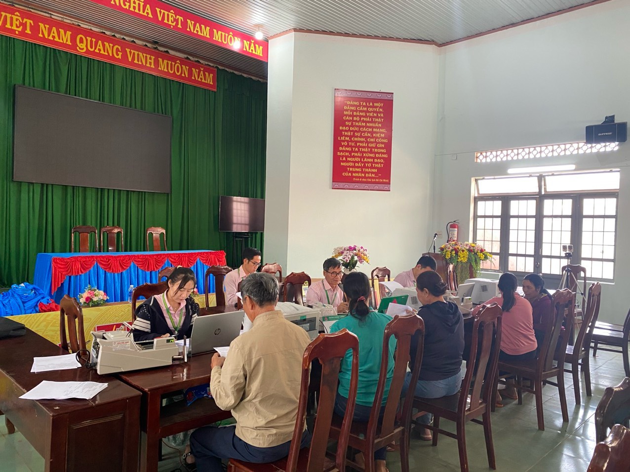 Nguồn vốn NSVSMT của NHCSXH huyện góp phần đẩy mạnh công tác xây dựng Nông thôn mới nâng cao trên địa bàn xã Ea Yông